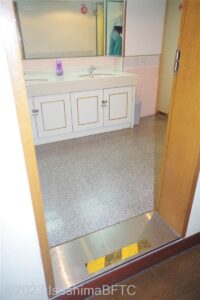 女性用トイレ入口