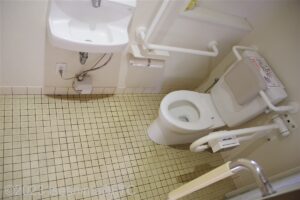 観光用専用駐車場内トイレ棟の車いす対応トイレ