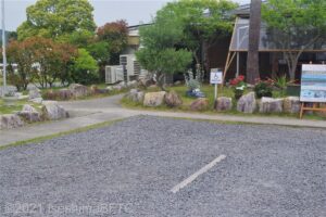 管理棟の玄関付近にある障害者専用駐車場のようす。1台分あり。