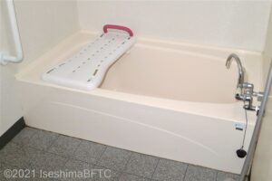 浴室で使うバスボード。バスボードとは浴槽の両縁に渡した樹脂製のベンチで、足の不自由な人が一度ここに腰かけてから浴槽に入ことで、安全に入浴することができる。