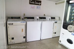 コインランドリーのようす。外国製の大きな洗濯機が4台並んでいる。
