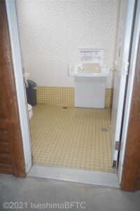 管理棟横にある車いす対応トイレの入口のようす