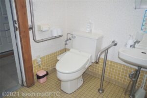 車いす対応トイレを別角度から見たようす。