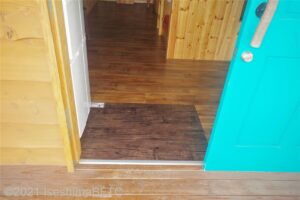 キャビン入口のドアを開けたようす。入口に段差はない。