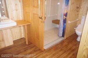 トイレとシャワールームのある部屋のドアを開けたところ。右側にトイレ、左側にシャワールームがある。