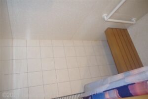 シャワールームのようす。手すりやベンチが付いている。