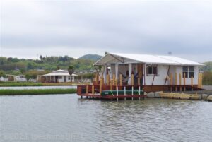 グランピングのコテージの外観。プライベートラグーン(湖)のほとりに建っている。
白いキャビンで高級感がある。