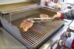 外国製の立派なガスグリルでステーキ肉を焼いているようす。