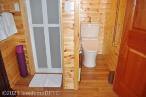 右側にトイレ、左側いシャワールームがある。トイレには手すりが付いているが、広さは一般のトイレぐらいしかなく、車いすのままでは使用できない。