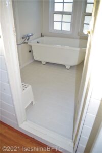 浴室のようす。足つきの大きな白い浴槽が置かれている。