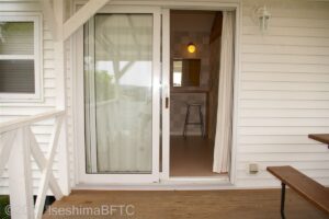 キャビンへの出入り口のようす。扉はガラスの引き違い戸になっている。