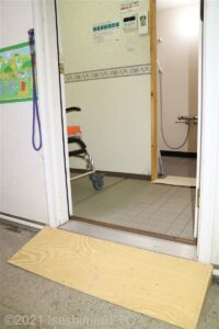 管理棟の隣にある貸切風呂のようす。入口には段差解消のための簡易スロープが設置されている。
