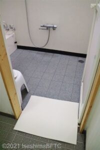 脱衣所から浴室への入口。シャワーキャリーで入室しやすいよう、ドア下枠部分にマットが敷かれている。