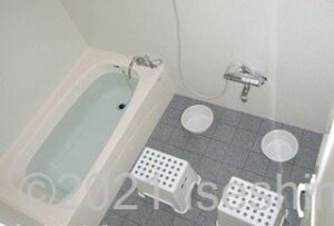 貸切風呂の室内のようす。家庭にあるような浴槽と洗い場になっている。