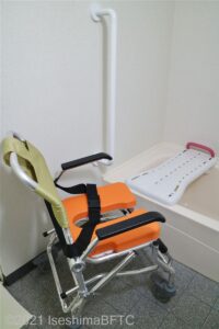 浴室に置かれた浴室専用の車いすのようす。座面はオレンジ色。