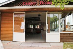キャンパーダイニングへの出入り口のようす。観音開きで広く開く。