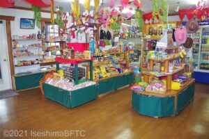 管理棟内にある売店のようす。アウトドアで使うグッズが並んでいる。