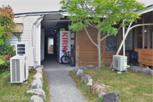 管理棟左側の通路のようす。通路は舗装されていて、屋根付き。