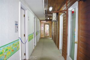 通路左側にプライベートバス、右側に車いす対応トイレがある。