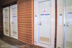4つ並んだコインシャワーのドア。