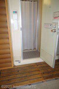 コインシャワーの開き戸を開けたようす。ドア下に段差がある。