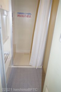 脱衣所とシャワールームのようす。一人用でかなり狭い。