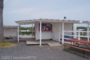 カヌーの貸出場所でもあるパークハウス。白い平屋の小屋。