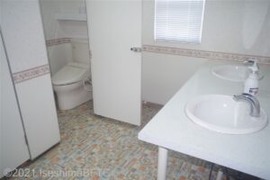 女子共用トイレの洋式トイレ個室のようす。