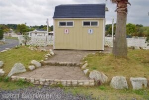 ドッグラン横のの共用トイレのようす。こちらはベージュ色の建物になっている。