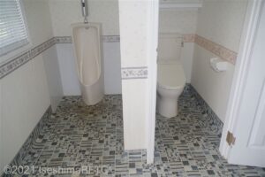 キャビン側の男子用共用トイレの内部。小便器と洋式便器が1つずつある。