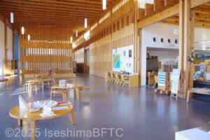 交流棟 大ホールのようす。壁や天井に白木がふんだんに使われている。
右手に総合カウンターがある。