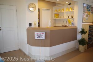 フロントカウンター　やや高い位置　カウンタ―奥には旅籠屋のキャラクターグッズ