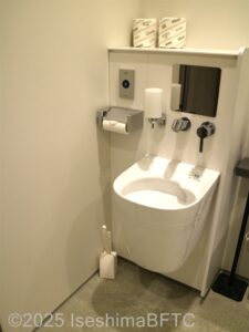 車いす対応トイレ内、オストメイト