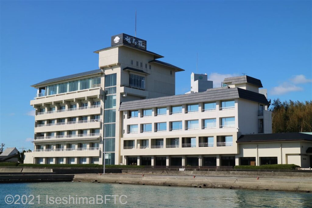 福寿荘 外観。右側には4階建て、左側には6階建ての建物がくっついている感じ。