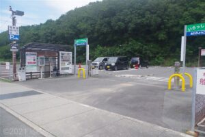 福寿荘は離島にあるので、連絡船に乗って渡る。そのための専用駐車場のようす。