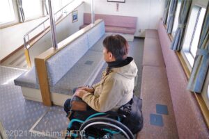 バリアフリー船に乗船している車いすの男性のようす。