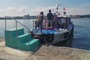 バリアフリー船以外の一般船のようす。乗り込むのには段差あり。