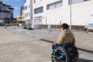 下船してからホテルまで進む車いすの男性のようす。