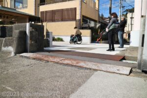 段差解消のために、防潮扉のレール部分に金属製の板が敷かれているようす。