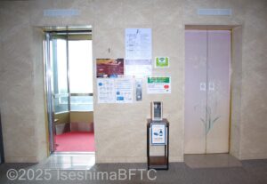 エレベーターが2基並んでいるようす