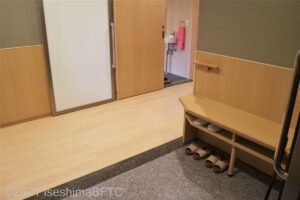 玄関の上がり框のようす。段差が解消されていて、車いすでも入室しやすい。