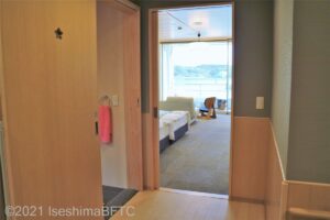 玄関から客室への入口。左側がトイレになっている。

