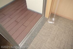 客室からテラスへの出入り口のようす。段差は無いので、車いすの人でも外に出ることができる。
