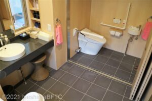 トイレと洗面の間の折戸を開放したようす。トイレが広く使える。
