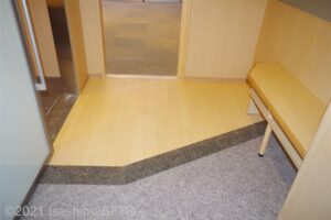 玄関の上がり框のようす。段差が解消されていて、車いすでも入室しやすい。