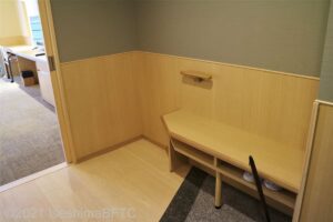 玄関にはベンチと手すりが設置されている。