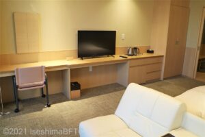 ベッドの反対側にあるデスクやテレビ、クローゼットのようす。