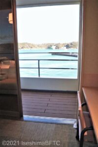 客室からテラスへの出入り口のようす。段差は無いので、車いすの人でも外に出ることができる。