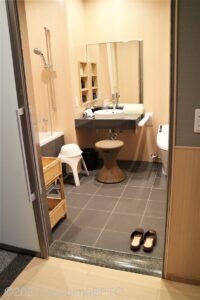 トイレ・洗面・浴室が一体になっている部屋への入口。