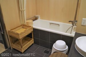 浴槽のようす。浴槽の全面には、茶色いタイルが貼られている。洗い場はない。